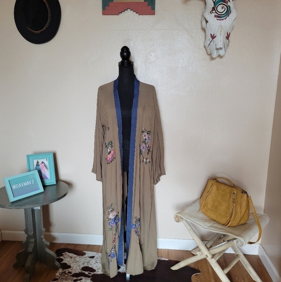 SALE‼️SECRET GARDEN Embroidered Floral Kimono - Picture 11 of 12